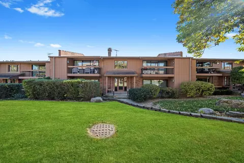 8094 Garfield Ave #4-3, Burr Ridge, IL 60527