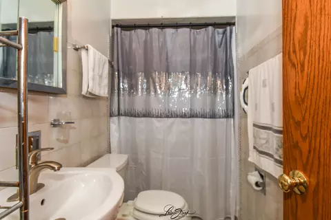 Bath - 3409 173rd Pl, Lansing, IL 60438 photo 2 of 3