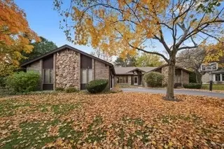 2130 Mallard Dr, Northbrook, IL 60062