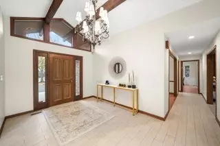 Entry Way - 2130 Mallard Dr, Northbrook, IL 60062 photo 1 of 2