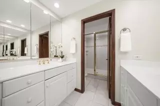 Bath - 2130 Mallard Dr, Northbrook, IL 60062 photo 1 of 2