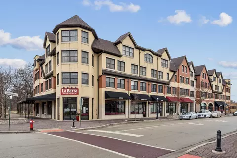 10 E Burlington St #2B, Riverside, IL 60546