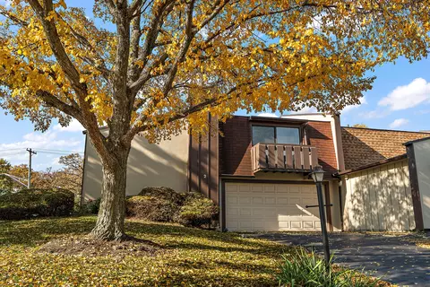 2 Westwood Dr, Indian Head Park, IL 60525