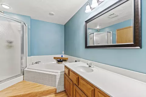 Bath - 1506 Pier Dr, Davis, IL 61019 photo 2 of 4