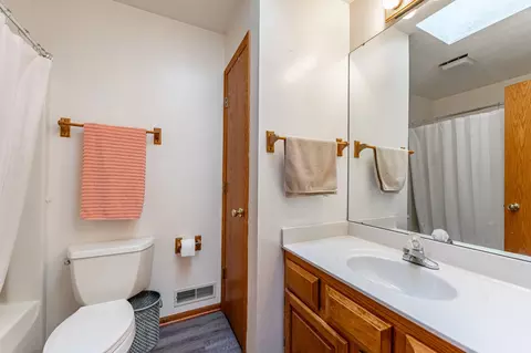 Bath - 1506 Pier Dr, Davis, IL 61019 photo 3 of 4