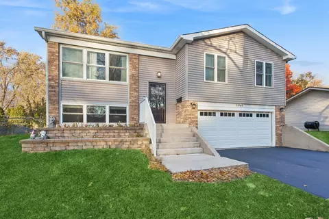 3008 Scenicwood Ln, Woodridge, IL 60517