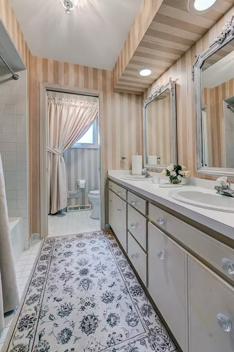 Bath - 107 Stirrup Ln, Burr Ridge, IL 60527 photo 4 of 5