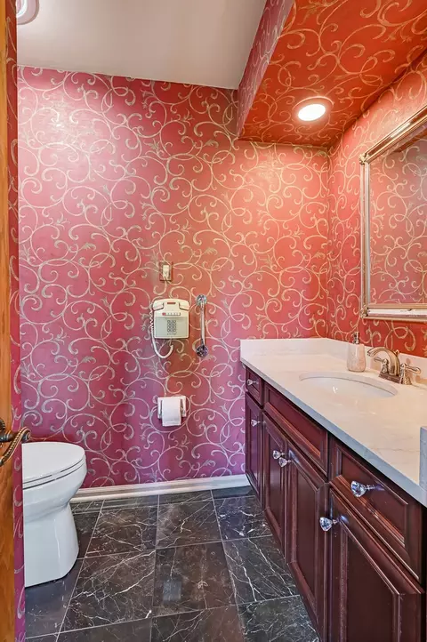 Bath - 107 Stirrup Ln, Burr Ridge, IL 60527 photo 2 of 5