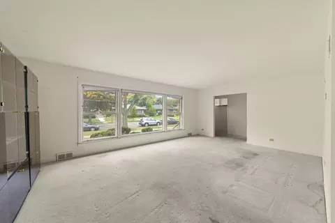 Living - 8950 Ewing Ave, Evanston, IL 60203 photo 3 of 4