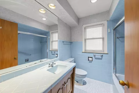 Bath - 8950 Ewing Ave, Evanston, IL 60203 photo 1 of 1
