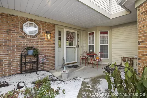 341 Cimarron Rd E, Lombard, IL 60148 photo 2