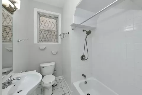 Bath - 618 E 50th Pl, Chicago, IL 60615 photo 1 of 2