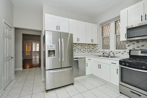 Kitchen - 618 E 50th Pl, Chicago, IL 60615 photo 2 of 4