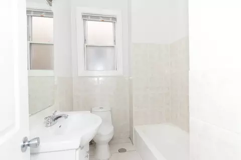 Bath - 618 E 50th Pl, Chicago, IL 60615 photo 2 of 2