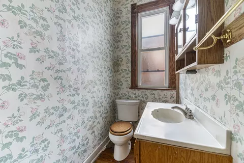 Bath - 4005 Deyo Ave, Brookfield, IL 60513 photo 1 of 3