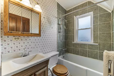 Bath - 4005 Deyo Ave, Brookfield, IL 60513 photo 2 of 3