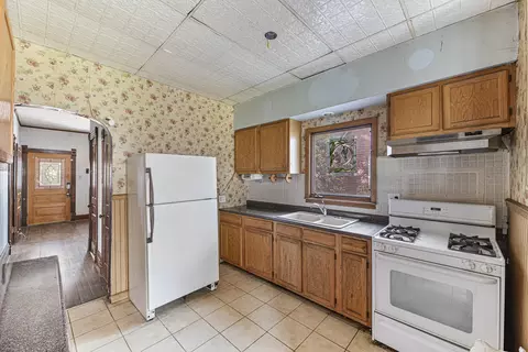 Kitchen - 4005 Deyo Ave, Brookfield, IL 60513 photo 2 of 3