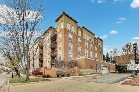 190 W Johnson St #303, Palatine, IL 60067