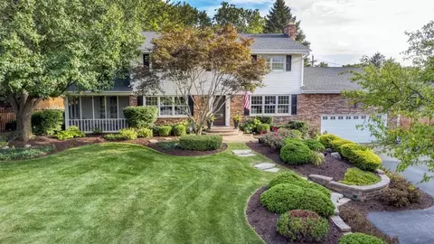 22 W425 Broker Rd, Medinah, IL 60157