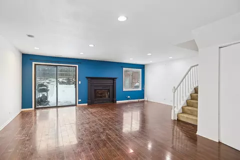 Living - Undisclosed, Naperville, IL 60563 photo 1 of 3