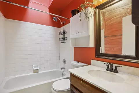 Bath - Undisclosed, Naperville, IL 60563 photo 2 of 2