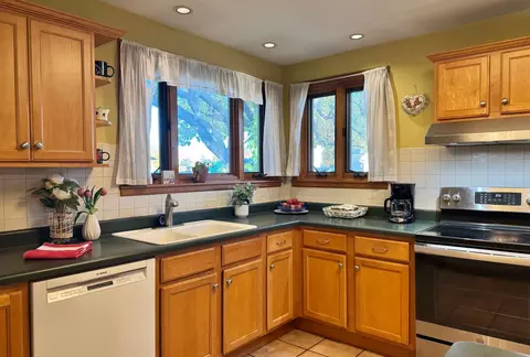 Kitchen - 911 E Villa Dr, Des Plaines, IL 60016 photo 1 of 1