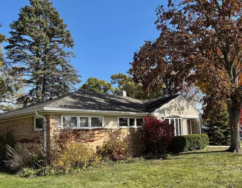 Exterior - 911 E Villa Dr, Des Plaines, IL 60016 photo 14 of 16