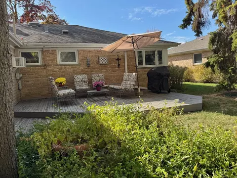 Exterior - 911 E Villa Dr, Des Plaines, IL 60016 photo 12 of 16