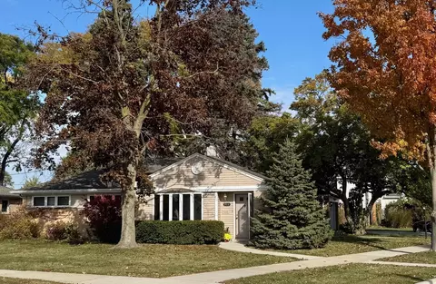 Exterior - 911 E Villa Dr, Des Plaines, IL 60016 photo 8 of 16