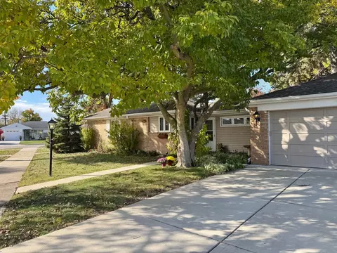 Exterior - 911 E Villa Dr, Des Plaines, IL 60016 photo 2 of 16