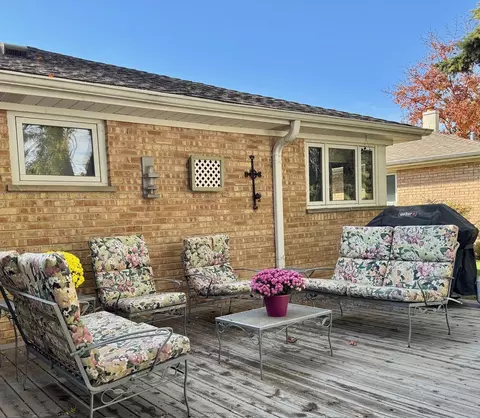 Exterior - 911 E Villa Dr, Des Plaines, IL 60016 photo 9 of 16