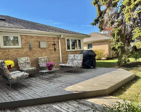 Exterior - 911 E Villa Dr, Des Plaines, IL 60016 photo 5 of 16