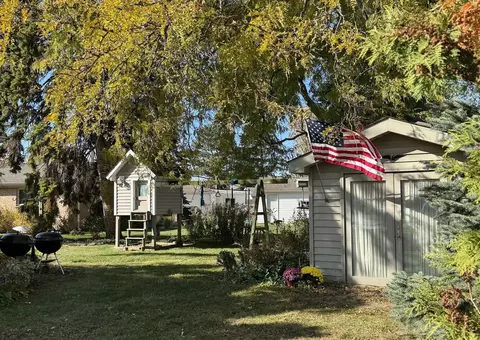 Exterior - 911 E Villa Dr, Des Plaines, IL 60016 photo 10 of 16