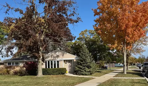 Exterior - 911 E Villa Dr, Des Plaines, IL 60016 photo 7 of 16