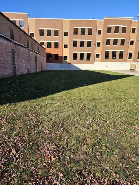 216 Prairie St, Elgin, IL 60120