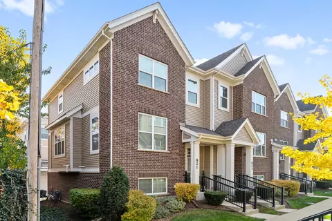 821 Lexington Cir E, Des Plaines, IL 60016