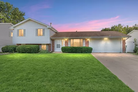 2315 Stepstone Ln, Hanover Park, IL 60133