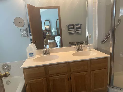 Bath - 1027 Georgian Pl, Bartlett, IL 60103 photo 1 of 4