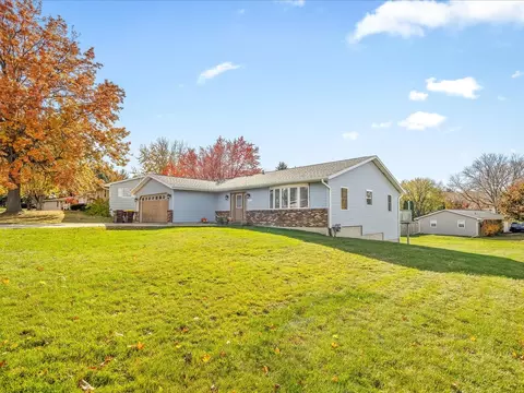Exterior - 1919 Tomahawk Ct, Freeport, IL 61032 photo 2 of 9