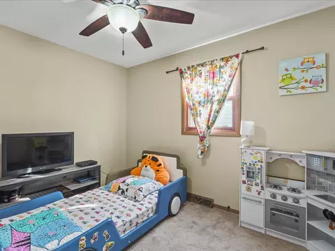 Bedroom - 1919 Tomahawk Ct, Freeport, IL 61032 photo 7 of 8