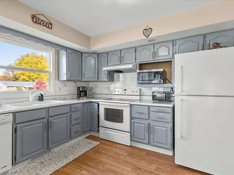Kitchen - 1919 Tomahawk Ct, Freeport, IL 61032 photo 3 of 5