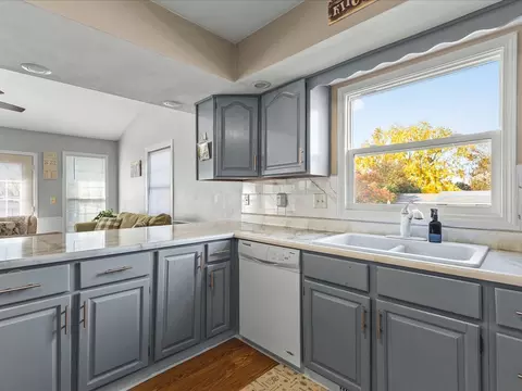 Kitchen - 1919 Tomahawk Ct, Freeport, IL 61032 photo 4 of 5