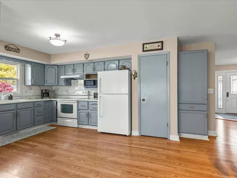 Kitchen - 1919 Tomahawk Ct, Freeport, IL 61032 photo 2 of 5