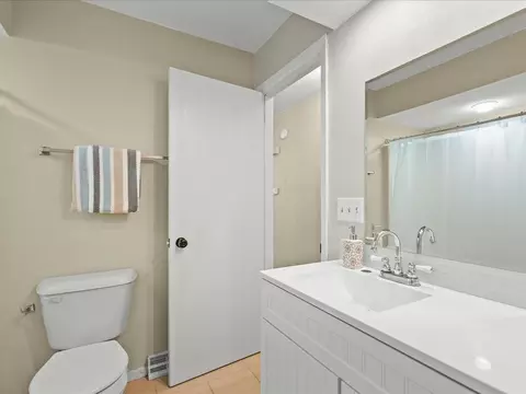 Bath - 1919 Tomahawk Ct, Freeport, IL 61032 photo 2 of 2