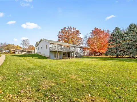 Exterior - 1919 Tomahawk Ct, Freeport, IL 61032 photo 6 of 9
