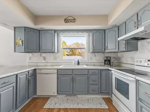 Kitchen - 1919 Tomahawk Ct, Freeport, IL 61032 photo 5 of 5