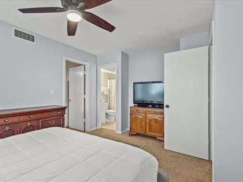 Bedroom - 1919 Tomahawk Ct, Freeport, IL 61032 photo 4 of 8