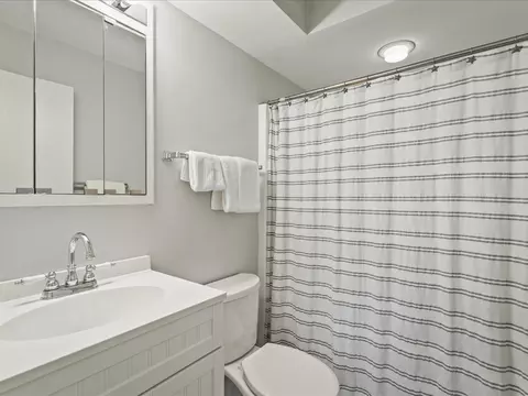 Bath - 1919 Tomahawk Ct, Freeport, IL 61032 photo 1 of 2