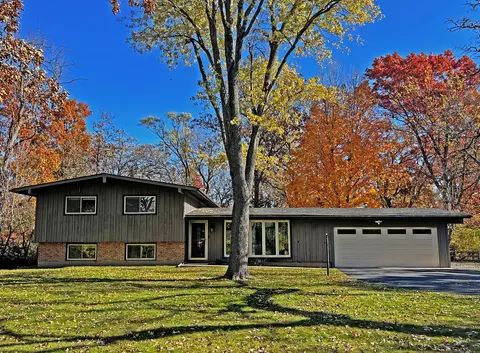 109 Crooked Creek Trl, Barrington, IL 60010