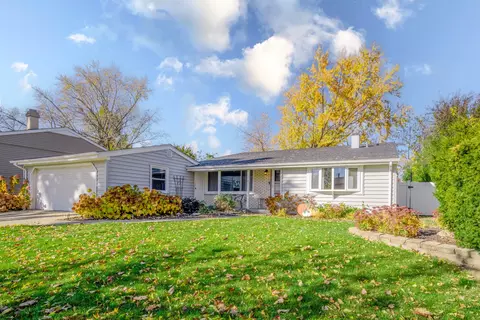 484 Chatham Cir, Buffalo Grove, IL 60089